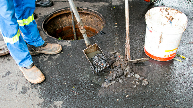 Foto: DAE realiza ação preventiva em rede de esgoto e identifica descarte irregular