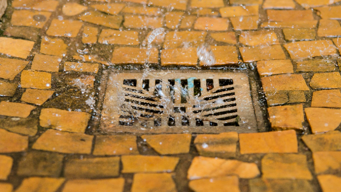 DAE de Santa Bárbara segue com fiscalização de água de chuva no esgoto