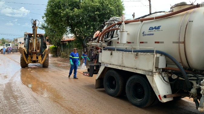 Foto: Abastecimento de água é restabelecido e DAE ajuda na limpeza de áreas atingidas