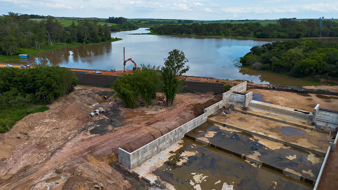 Foto: Obra da nova represa de Santa Bárbara avança com serviços na captação de fundo