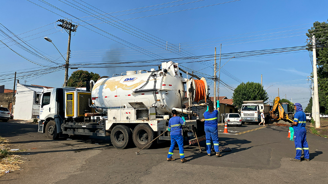 Foto: DAE realiza manutenção em rede de esgoto no bairro Santa Rita