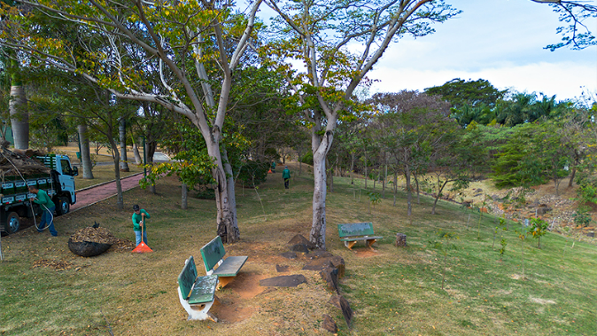 Parque dos Jacarandás recebe manutenção do DAE