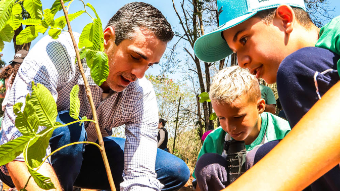 Foto: Dia da Árvore: prefeito Rafael Piovezan participa do plantio de 1.000 mudas no Novo Parque Linear