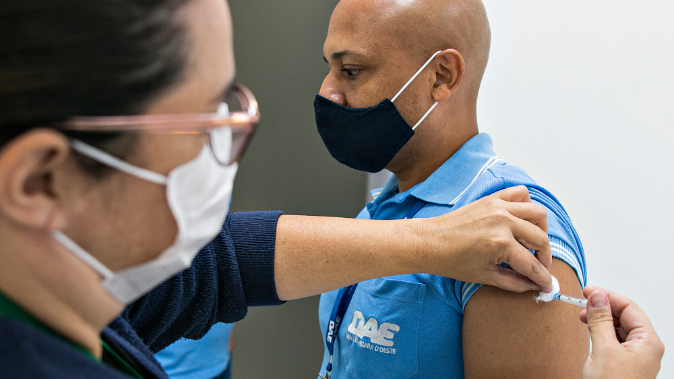 Foto: Servidores do DAE recebem vacina contra a gripe